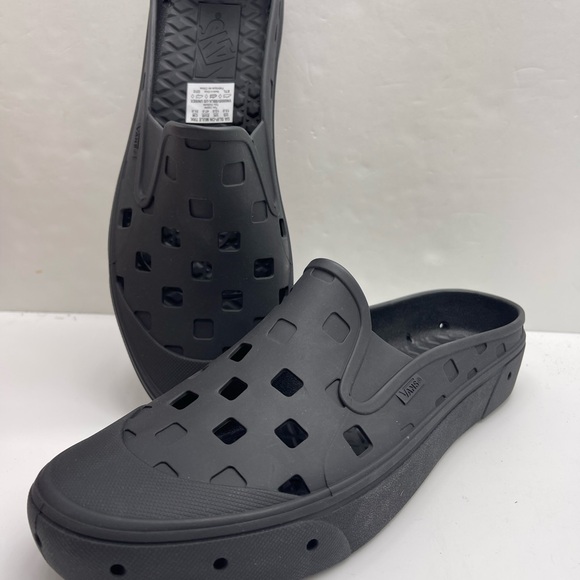 Vans Shoes - Vans WMNS Slip-On Clogs Slip-On Mule Trk
Black
VN0005V8BLK Tracking Sneakers